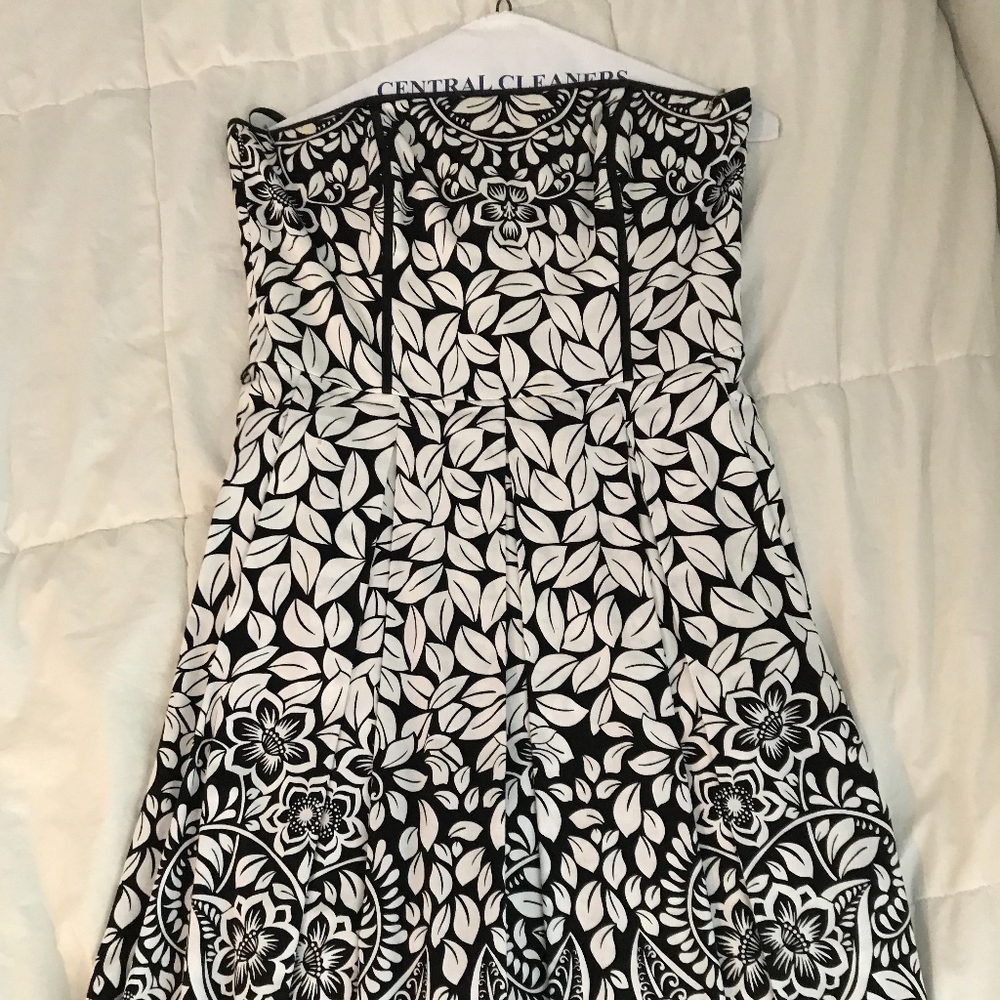 Strapless size 4 White House/Black Market dress